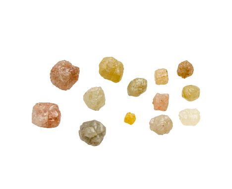   Konvolut Rohdiamanten   von 5,79 + 5,33 (2 zartes Rosa) + 11,97 (3 Grün-Gelb) + 11,49 (verschiedene Farben) ct. Alle Steine