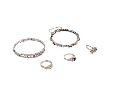   Schmuckkonvolut 5-teilig,   WG 14K, 58,3 g, Händlerkonvolut bestehend aus 3 Ringen und 2 Armbändern, mit Steinbesatz u.a. D