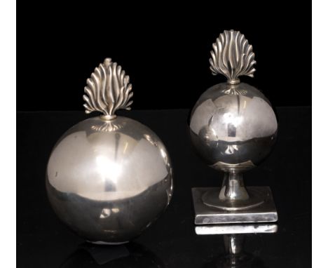 A GEORGE V SILVER TABLE TOP CIGAR LIGHTER in the form of a grenade, with marks for Birmingham 1914 and makers mark of A & J Z