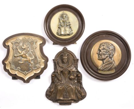 AN EARLY 20TH CENTURY CAST BRASS PRESENTATIONAL CIRCULAR PLAQUE  depicting a profile portrait of Wellington and with the pres
