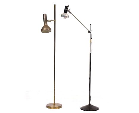A MID TO LATE 20TH CENTURY BLACK PAINTED IRON AND ALUMINIUM ADJUSTABLE FLOOR STANDING LAMP with circular spreading base, 121c