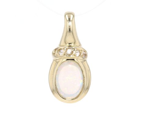 
Anhänger in 585er Gold mit einem Opal und Topasen 

Material: 585 Gelbgold
Edelsteine: 1 Opal, 5 farblose Topase
Maße: 16,9 
