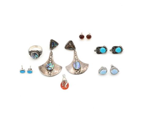 
Posten Silberschmuck 

Material: Silber
Edelsteine: Perlmutt, Bernstein, künstl. Produkt, synthetischer Opal
Gesamtgewicht: 
