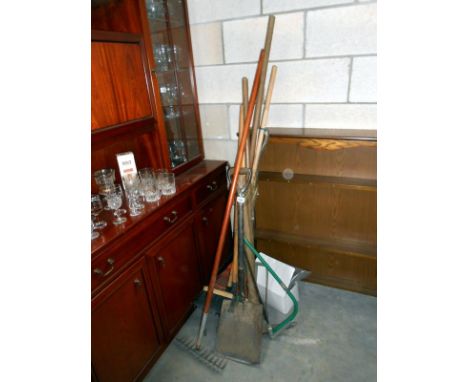 A quantity of garden tools