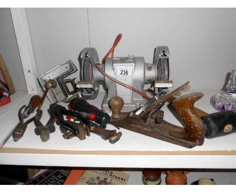A mixed lot of tools including bench grinder