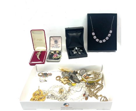 Selection vintage and later ladies costume jewellery to include brooches, badges, earrings etc 