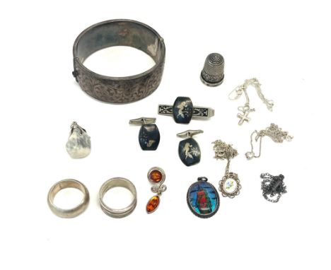 Tray of silver ladies vintage and later jewellery to include bangles, rings and thimble 