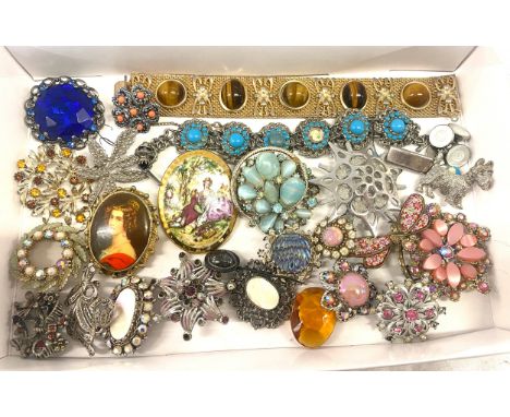 Selection of vintage and later brooches includes silver stone set brooch etc 