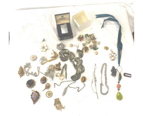 Box of vintage costume jewellery 