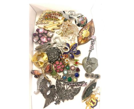 Tray of vintage and later brooches 