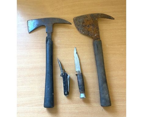 2 Vintage axes and 2 Vintage pen knives 