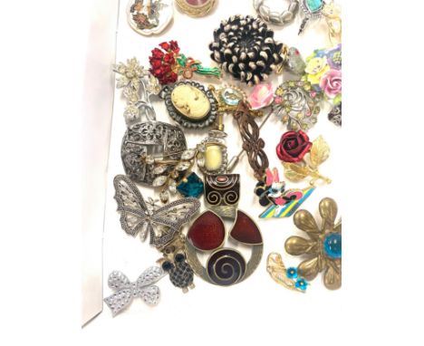 Tray of vintage and later brooches etc 