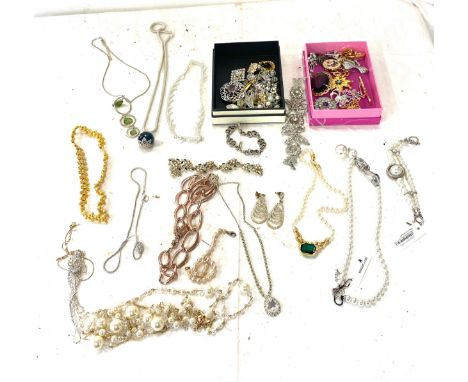 Box of vintage costume jewellery 