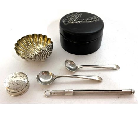 Mixed Lot: A silver shell salt, Birmingham 1902, a sterling marked swizel stick, a 925 small pill box, two silver condiment s