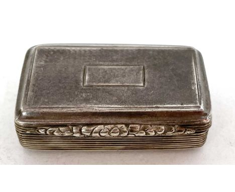 William IV silver snuff box, features engine turned detail to the cover and base with a vacant presentation plaque, the sides