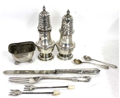 Mixed Lot: A pair of Edwardian silver peppers, London 1908, makers mark for Holland Alwinkle &amp; Slater, a Victorian silver