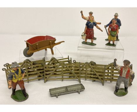 A tray of assorted vintage lead farmyard figures and accessories.  Comprising: a quantity of interlocking fencing stamped "En
