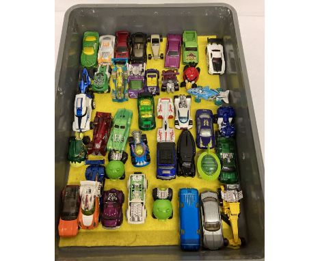 A tray of approx. 40 assorted 1:72 scale diecast vehicles, mostly Hot Wheels.  To include: Angry Birds, hot rods and futurist