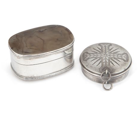 A silver and agate snuff boxUnmarkedProbably 18th centuryWith moulded banding surrounding agate panels to base and hinged lid