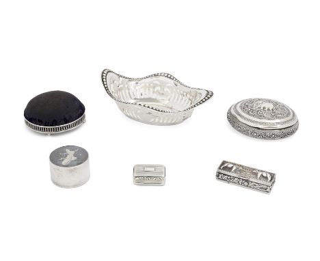 A small group of silver including a George III silver vinaigretteJohn ShawBirmingham, 1819With engine turned design to body a