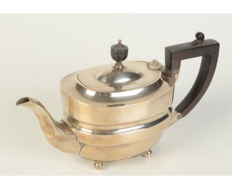 A plain silver bachelors teapot with turned ebonised urn finial by Fordham & Faulkner, Sheffield 1912, 10.3oz.