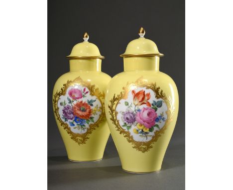 Paar Balustervase mit polychromer Blumenmalerei in Goldkartusche auf gelbem Fond, 20.Jh., Modellnr.: H137Z, Formnr.: 28, Jahr