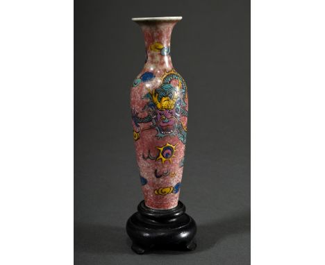 Schreibtischvase "Guanyin"-Form Liuye zun mit polychromer Emaillemalerei „5-Klauen-Drache in den Wolken“ auf Peachbloom Grund