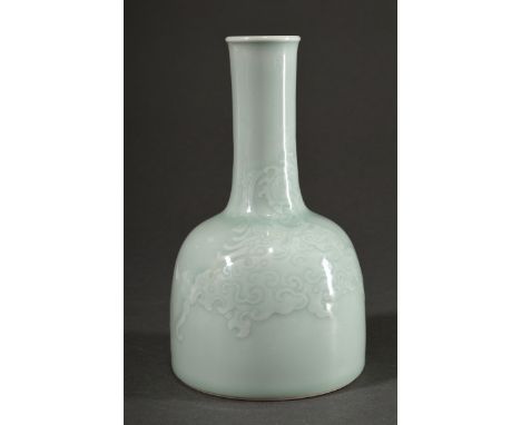 Kleine schlegelförmige Vase mit Seladonglasur und feinen Reliefs "Phönixe" in archaischem Stil, 6 Zeichen Kangxi Marke, H. 19