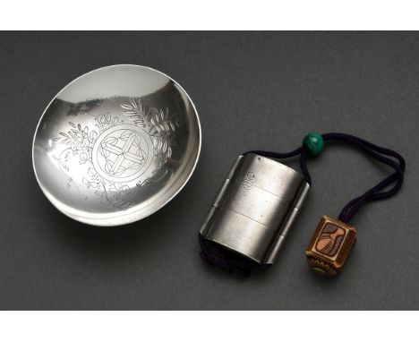 2 Diverse Teile japanisches Silber: Inrô mit sparsamer Gravur "Prunus Blüten Mon" an violetter Seidenkordel mit Malachit Ojim
