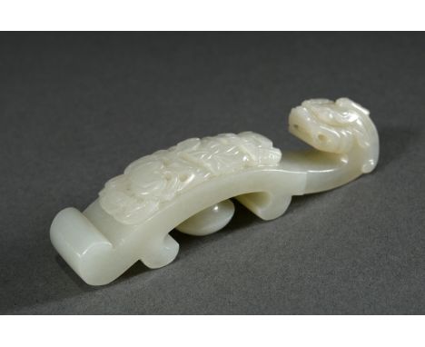 Heller Jade Gürtelhaken "Drachenkopf und Pfirsiche", China, 18.Jh., L. 8,2cm, vgl.: Ming Wilson, Chinese Jades, V&amp;amp;A 2