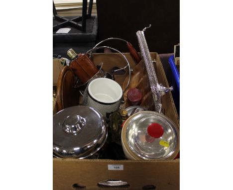 A TRAY OF ASSORTED METALWARE ETC TO INC A BOTTLE COASTER, HIP FLASK ETC