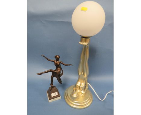 A MODERN ART DECO STYLE FIGURE ON PLINTH TOGETHER WITH A MODERN TABLE LAMP - A/F