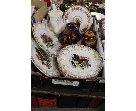 A TRAY OF ASSORTED CERAMICS TO INCLUDE A SET OF HUNTING THEMED CABINET PLATES, VARIOUS TEAPOTS ETC