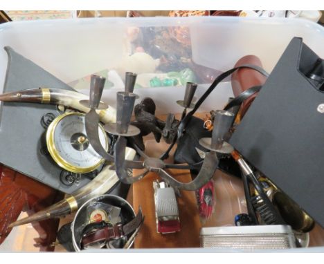 A TRAY OF ASSORTED METALWARE AND COLLECTABLES TO INCLUDE A RETRO KITSCH BAROMETER, BINOCULARS ETC