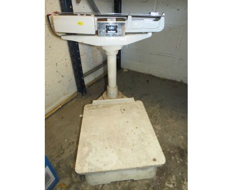 A SET OF VINTAGE AVERY TYPE 3304 SHOP SCALES