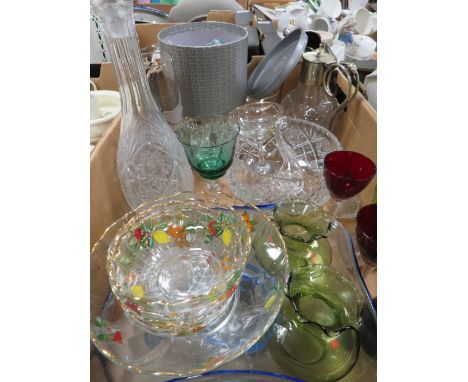 A TRAY OF ASSORTED GLASSWARE TO INCLUDE RETRO AND CUT GLASS EXAMPLES, A CAITHNESS VASE ETC