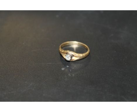 AN UNMARKED YELLOW METAL AND SOLITAIRE DIAMOND RING, APPROX 2. G, RING SIZE K-L