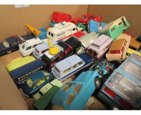 A TRAY OF VINTAGE DINKY, CORGI, SPOT AND LESNEY DIE CAST AND OTHER VEHICLES