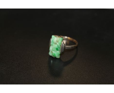 A 9CT GOLD AND SILVER JADE SET RING,  RING SIZE M