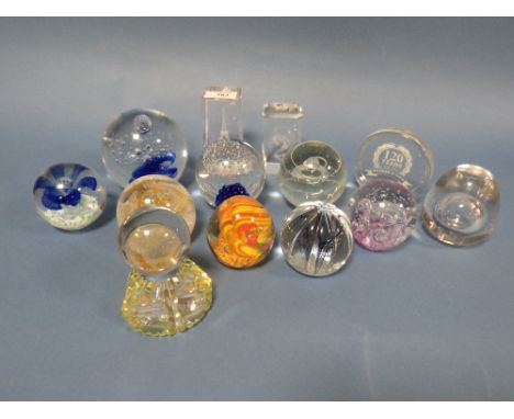 A COLLECTION OF FOURTEEN ASSORTED GLASS PAPERWEIGHTS TO INCLUDE A CAITHNESS EXAMPLE