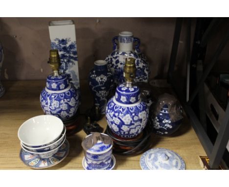 A SELECTION OF MODERN ORIENTAL STYLE BLUE AND WHITE CERAMICS TO INCLUDE TWO SMALL LIDDED GINGER JARS, TWO VASES, AND A MOON F