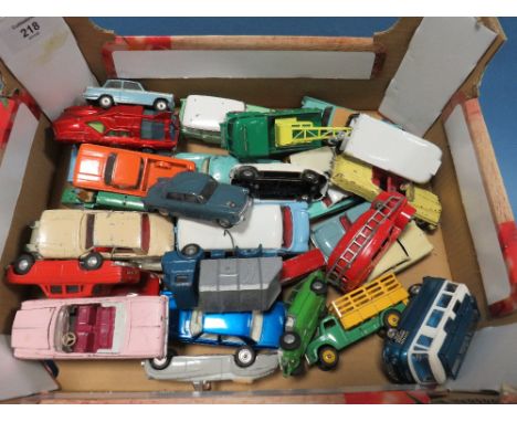 A TRAY OF VINTAGE DINKY, CORGI, SPOT AND LESNEY DIE CAST AND OTHER VEHICLES