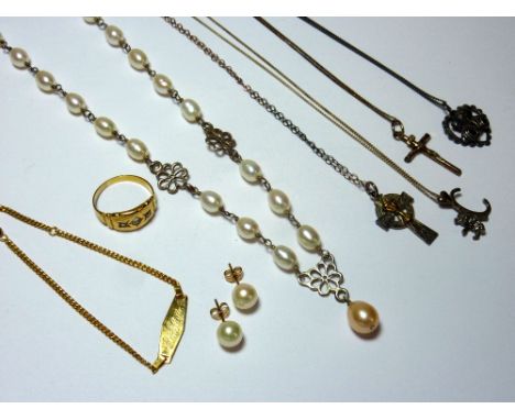 A COLLECTION OF JEWELLERY, to include a freshwater pearl necklace, a 9ct gold bracelet, pearl ear studs, three further neckla