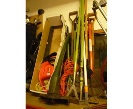 AN ELECTRIC HEDGE TRIMMER, garden strimmer and a quantity of garden tools
