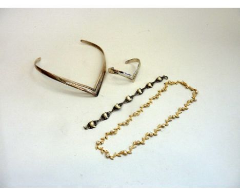 FOUR ITEMS OF JEWELLERY, to include chevron style necklace and bracelet with baroque pearl bracelet and gold plated necklace