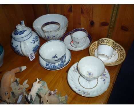 A GROUP OF FLIGHT WORCESTER PORCELAIN, c.1800, a Worcester first period teapot (s.d.), Caughley saucer etc (12)