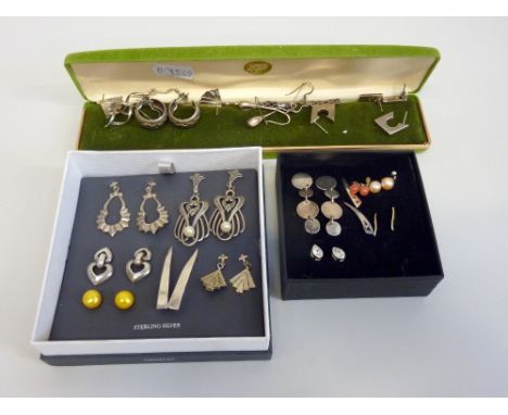 A COLLECTION OF ASSORTED EARRINGS, to include pearl earrings, silver earrings (18)