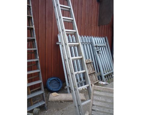 AN ALUMINIUM DOUBLE EXTENDING LADDER