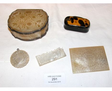Attractive antique Mother of Pearl trinket box, together with snuff box, etc. 