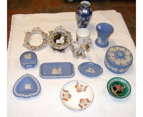 Various collectable ceramic ware, including Wedgwood and other 